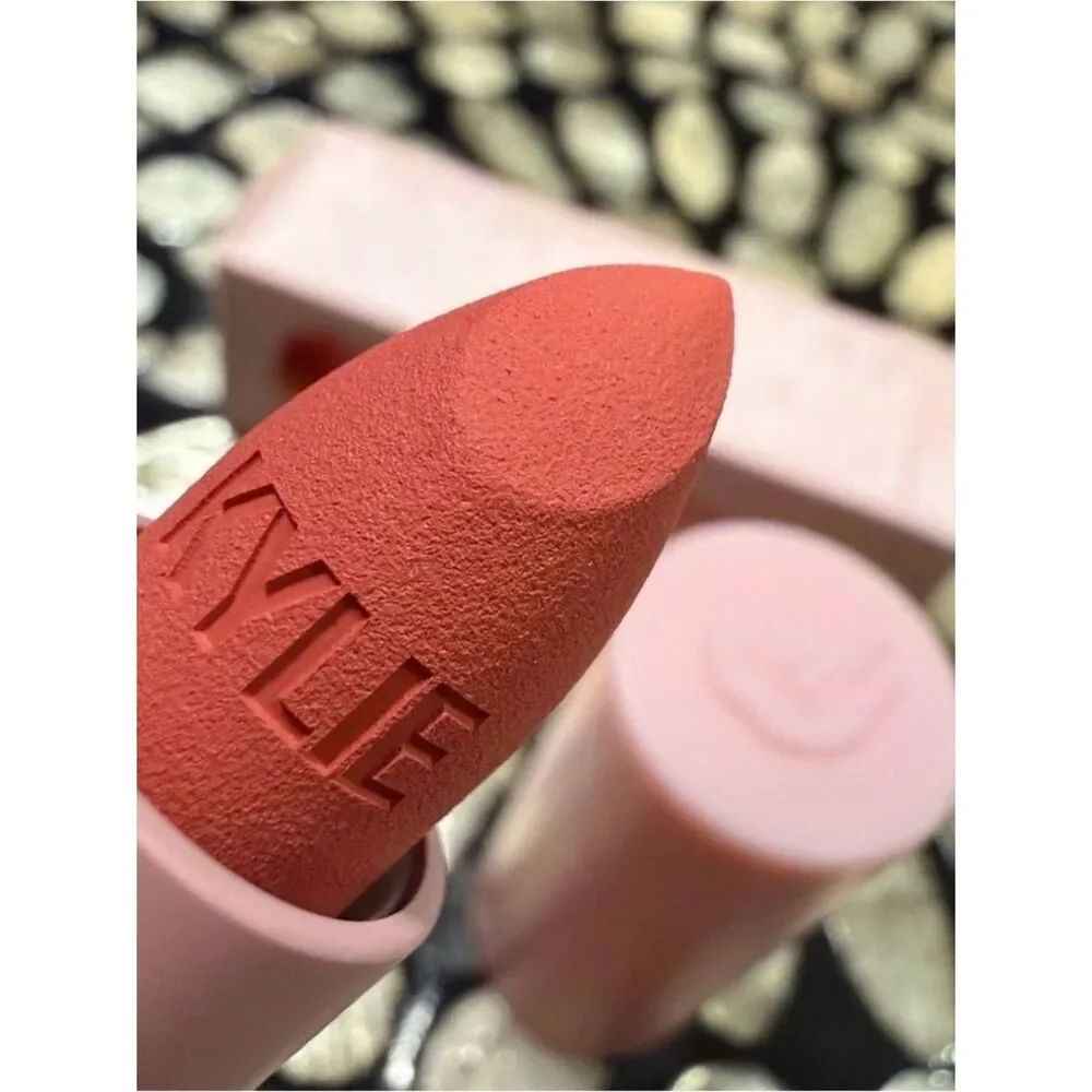 KYLIE COSMETICS MATTE LIPSTICK 209 SUMMER SOMEWHERE PINK CORAL